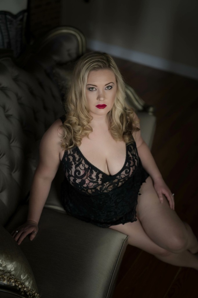 Seductive posing for plus size women - Boudoir Photographer Mansfield