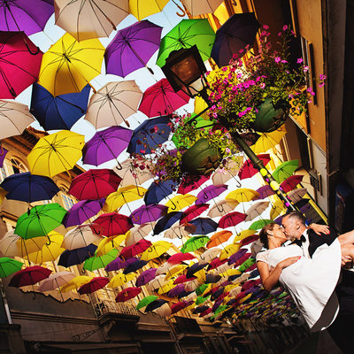 Kuss unter Regenschirmen