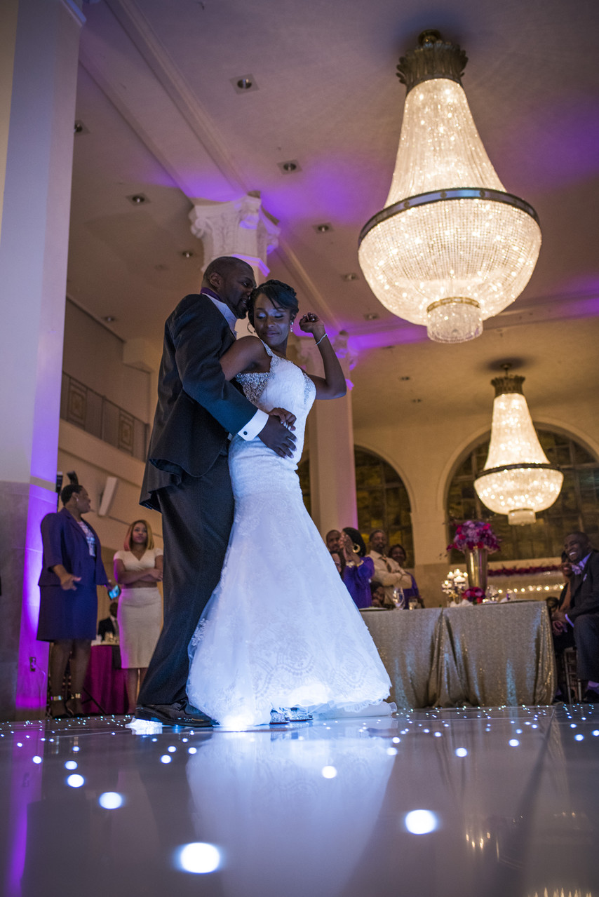 200 Peachtree Atlanta Wedding Photographer Couple 1st dance