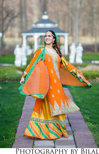 Pakistani Haldi Dress For Brides & sisters l Haldi Ceremony - YouTube