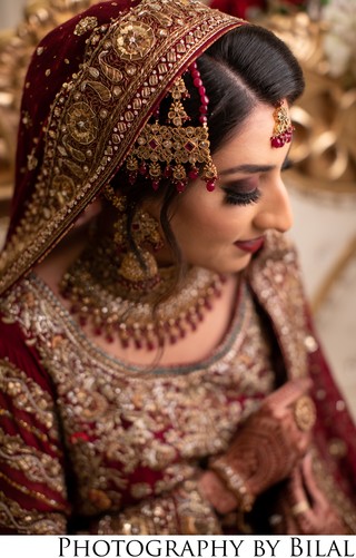6 must have solo poses for Indian brides in their wedding Lehenga