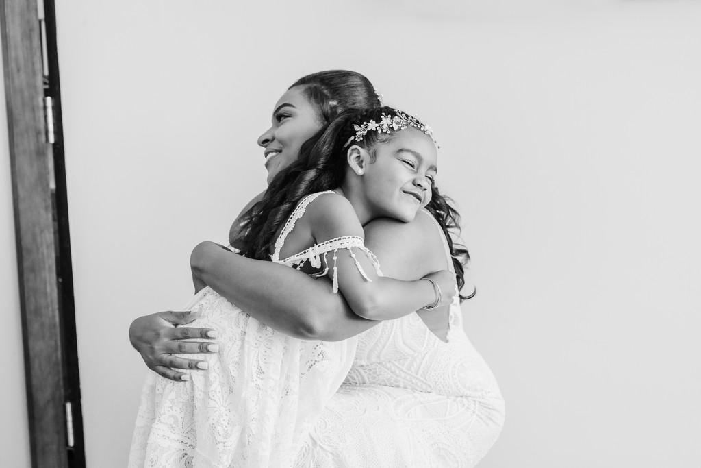 Bride & Daughter Embrace – Trident Hotel Wedding