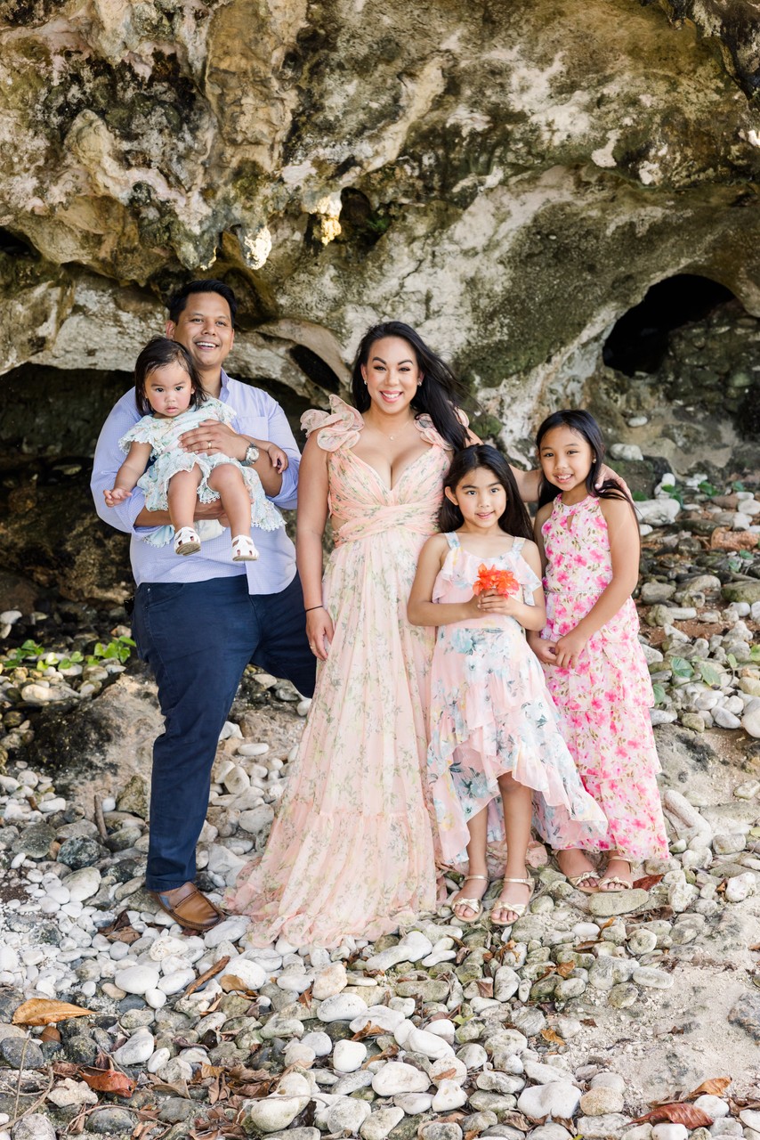 round hill resort family photo of five