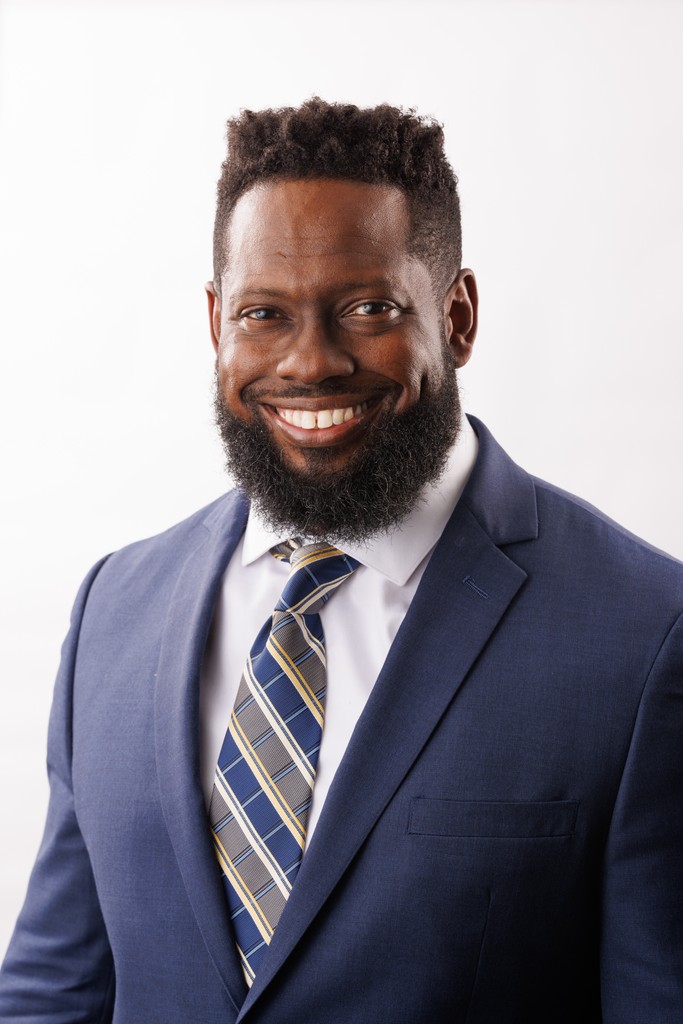 corporate-headshots-fedex-manager-professional-business-portrait