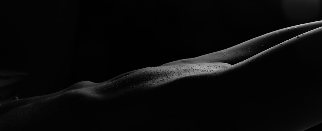Bay Area Boudoir Photographer | High Contrast Bodyscape with Water Droplets