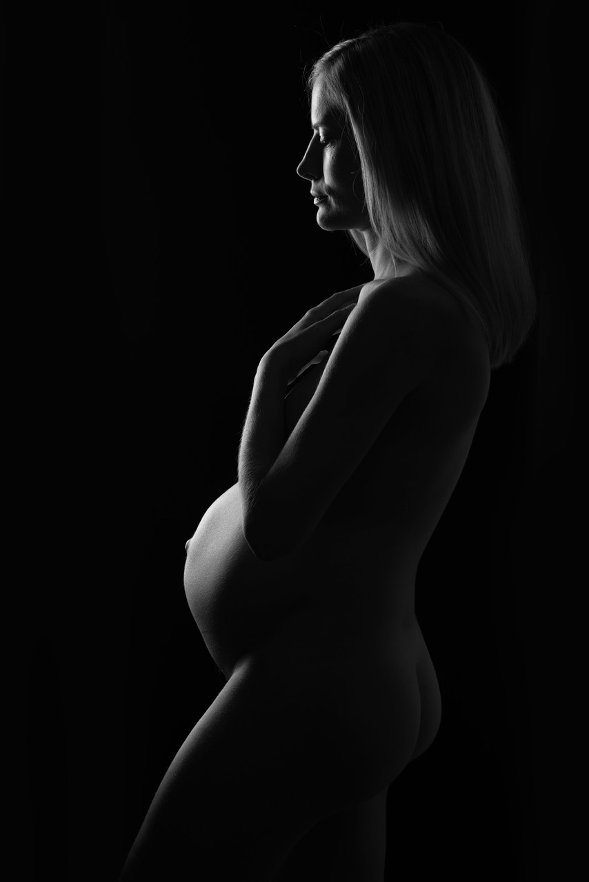 Moody Maternity Photography with Dramatic Lighting | Fine Art Pregnancy Portrait

