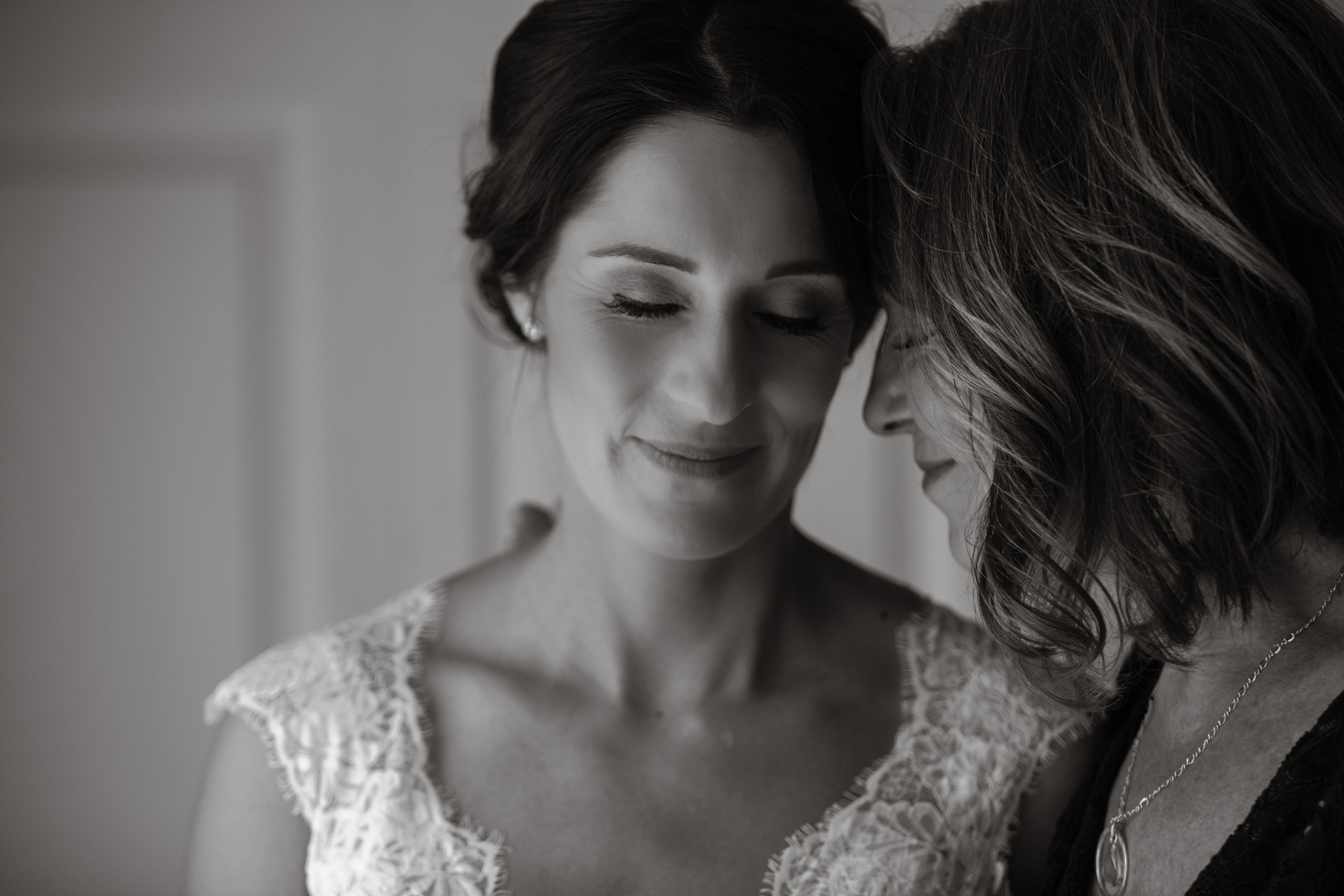 Special Moment With Bride And Mom On Wedding Day Rossetti Photography The Premier Wedding 7998