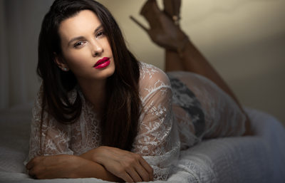 Elegant Boudoir Photography on Bed |Discovery Bay Boudoir Photographer