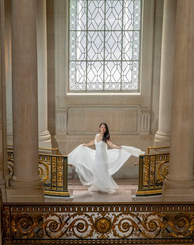 Elegant Bride in Showing off dress