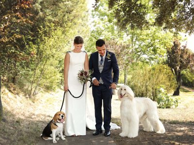 Novios con perros en el Restaurante Oula