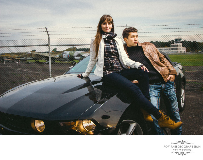 Partner Fotoshooting mit schönem Auto