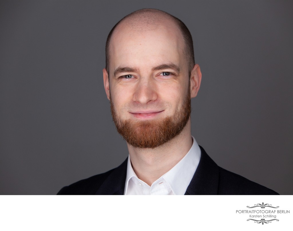 Headshot grauer Hintergrund LinkedIn Profil