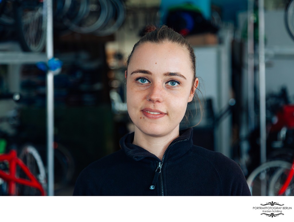 Fahrradmechanikerin in einem Fahrradladen