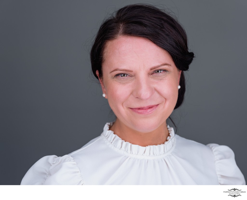 Personal Branding Headshot Foto mit grauem Hintergrund