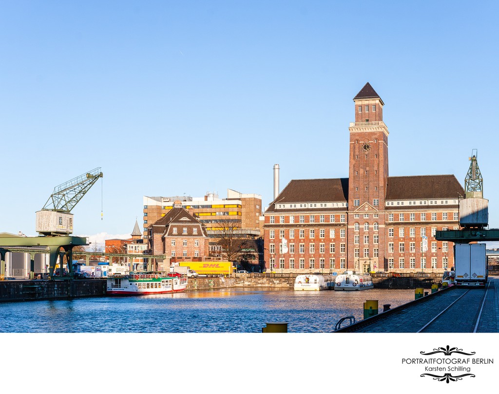 Behala Hauptgebäude im Westhafen Berlin mit Kran