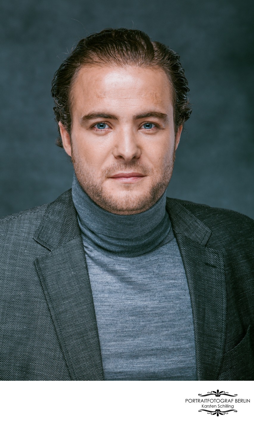 Business Portrait im Studio mit Hintergrund