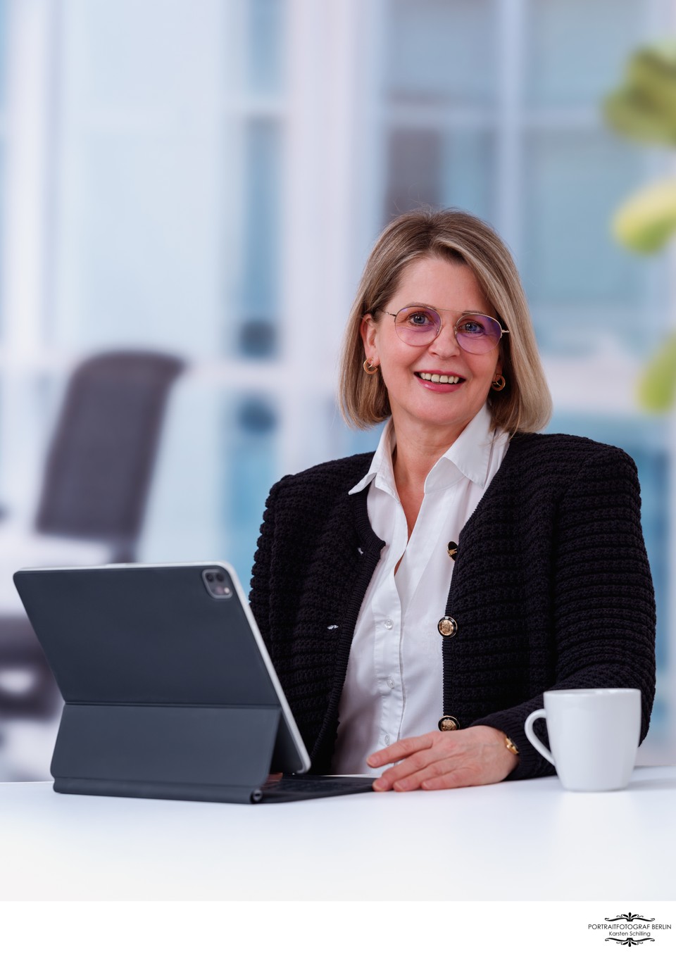 Business Portrait im Fotostudio mit Office Hintergrund
