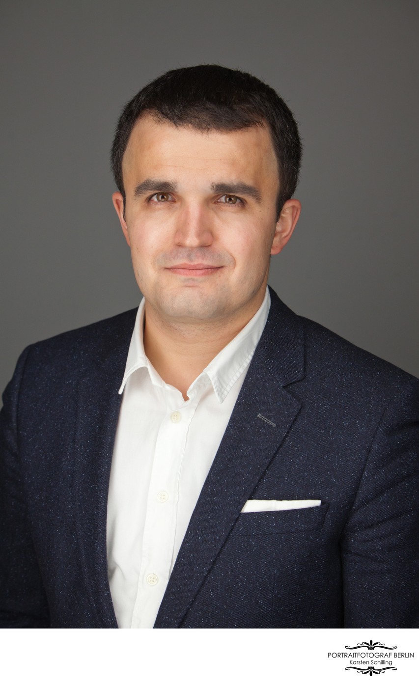Business Portrait mit grauem Hintergrund