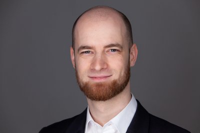 Headshot grauer Hintergrund LinkedIn Profil