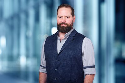 Business Portrait für die Website mit Hintergrund