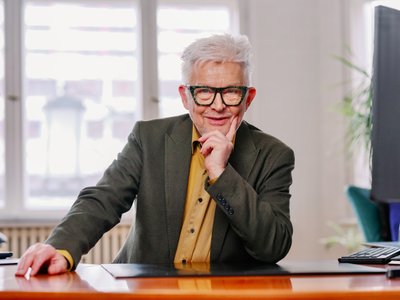 Steuerberater an seinem Schreibtisch
