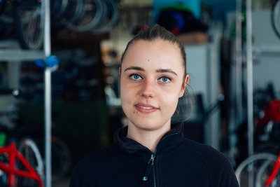 Fahrradmechanikerin in einem Fahrradladen