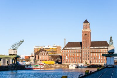 Behala Hauptgebäude im Westhafen Berlin mit Kran