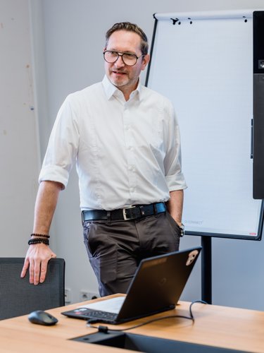 Management Partner Unternehmensberatung beim Vortrag