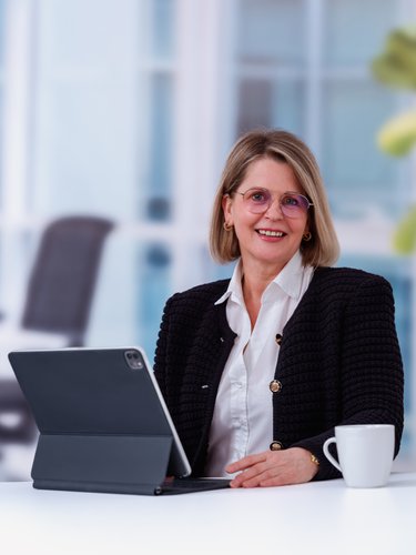 Business Portrait im Fotostudio mit Office Hintergrund