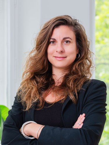 Professionelle Mitarbeiterportraits vor Ort Team Assistentin