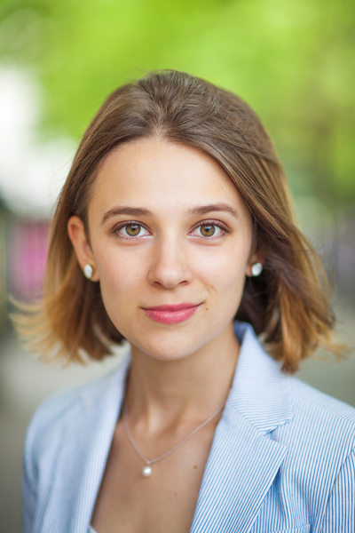Bewerbungsfotos Berlin Fotograf Draußen Frau