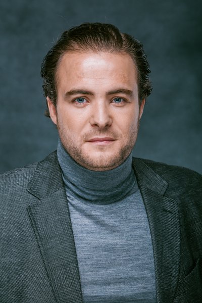 Business Portrait im Studio mit Hintergrund