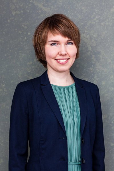 Business Portrait mit Blazer und Hintergrund im Studio