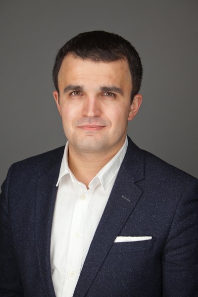 Business Portrait mit grauem Hintergrund