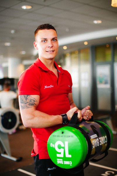 Personal Trainer Fotoshooting Key Art Mitarbeiterfoto