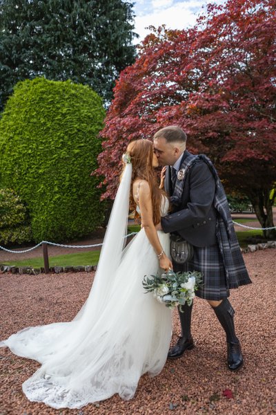 Brig o Doon Wedding Photographer Autumn Garden Kiss