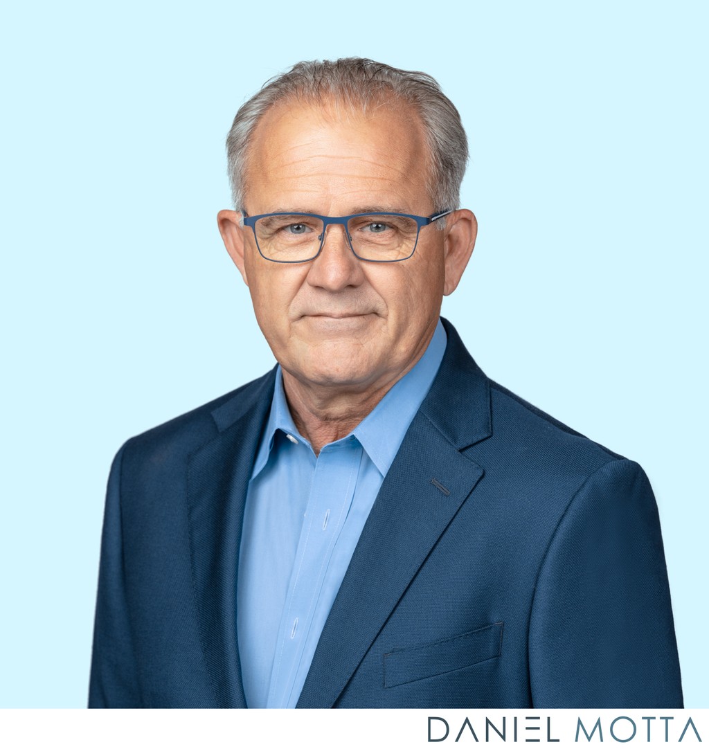 Business Casual Headshot for Executives – Baby Blue Contrast