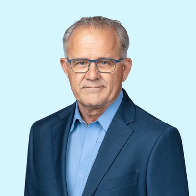 Business Casual Headshot for Executives – Baby Blue Contrast