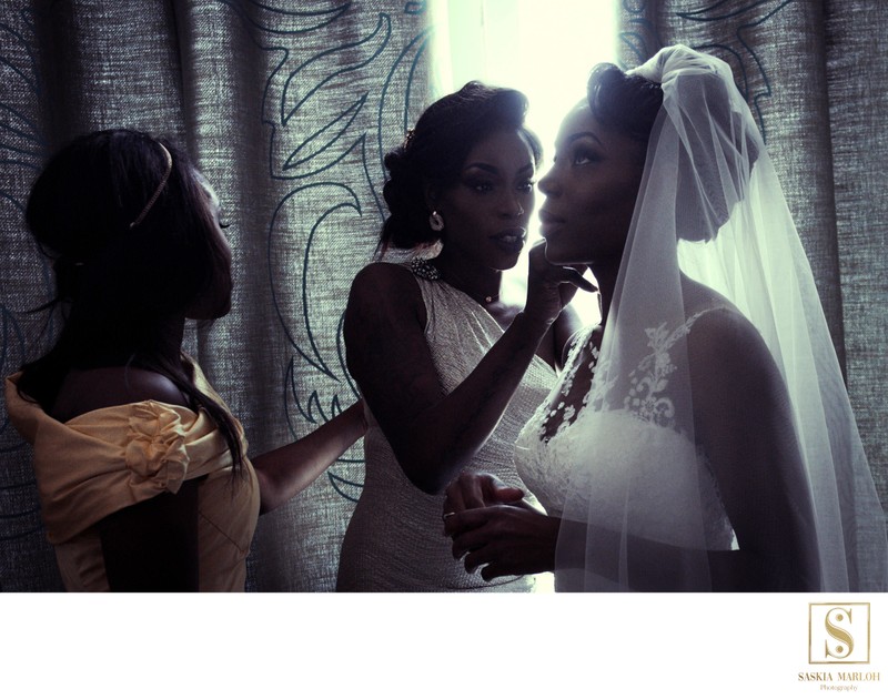 Afrikanische Hochzeit, Braut getting ready