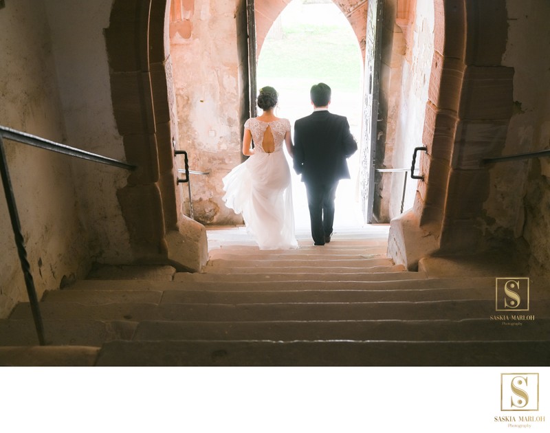 Foto Brautpaar auf Treppe in Kloster Eberbach