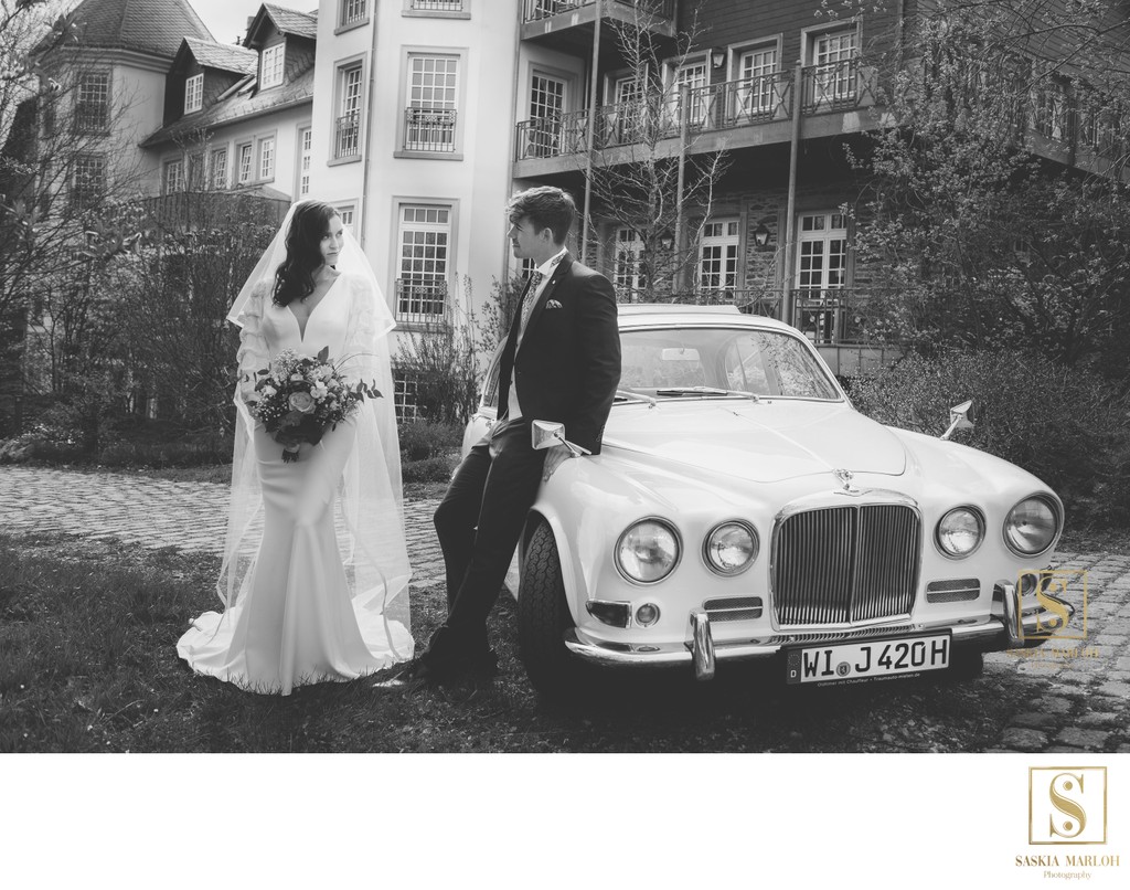 Brautpaar mit Hochzeitslimousine Hofgut Georgenthal