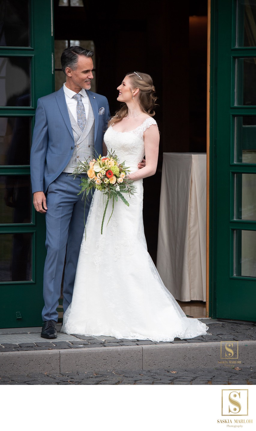 Hofgut Mappen Brautpaar Hochzeitsfotografin