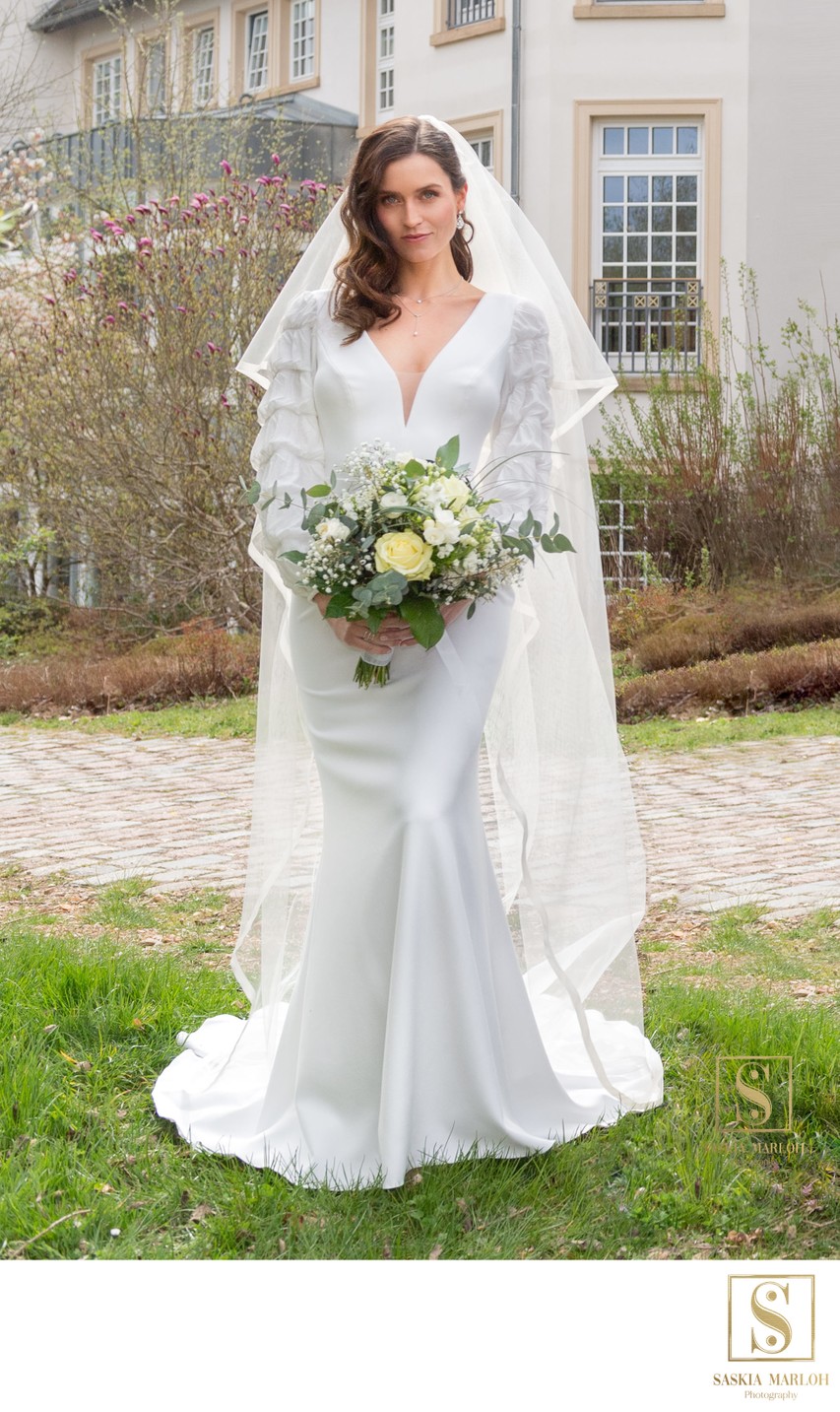Braut in elegantem Hochzeitskleid Hofgut Georgenthal