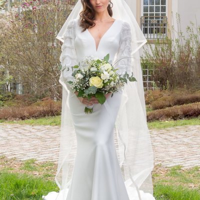 Braut in elegantem Hochzeitskleid Hofgut Georgenthal