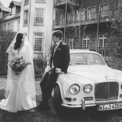 Brautpaar mit Hochzeitslimousine Hofgut Georgenthal