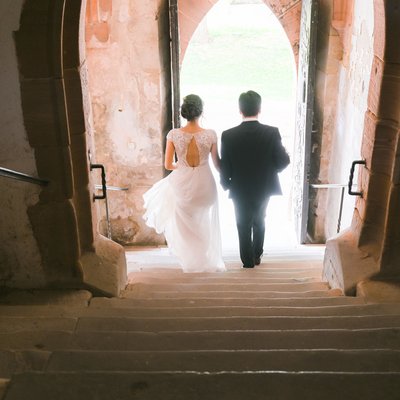 Foto Brautpaar auf Treppe in Kloster Eberbach