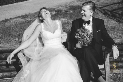 Hofgut Mappen Glückliches Paar Hochzeitsfotograf