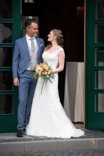 Hofgut Mappen Brautpaar Hochzeitsfotografin