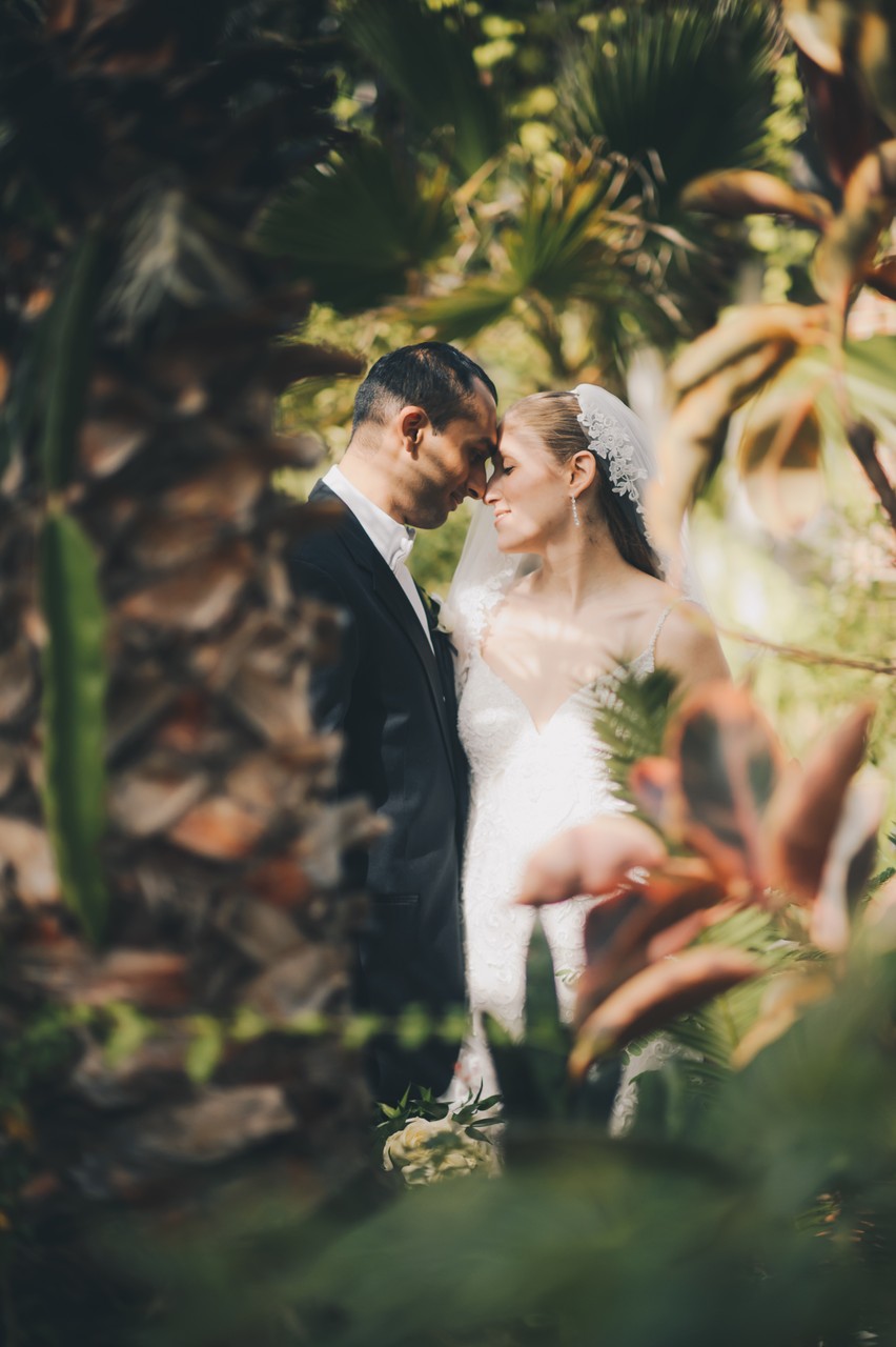 Tower Hill wedding photographer captures first look in the gardens