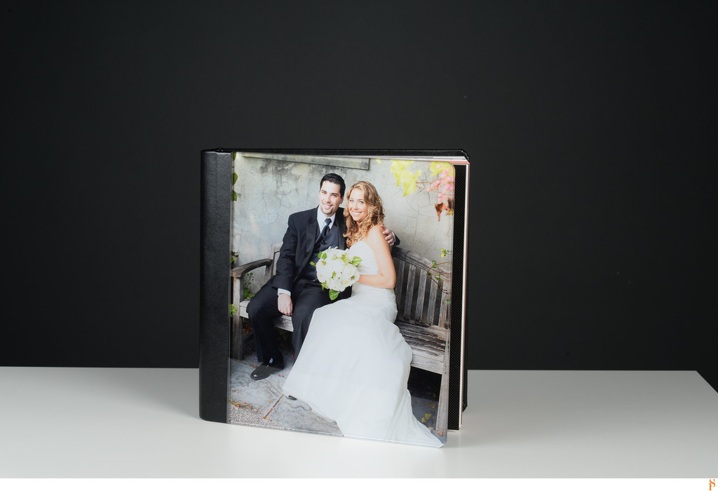 PHOTO IN THE COVER OF THE WEDDING ALBUM WITH BLACK LEATHER